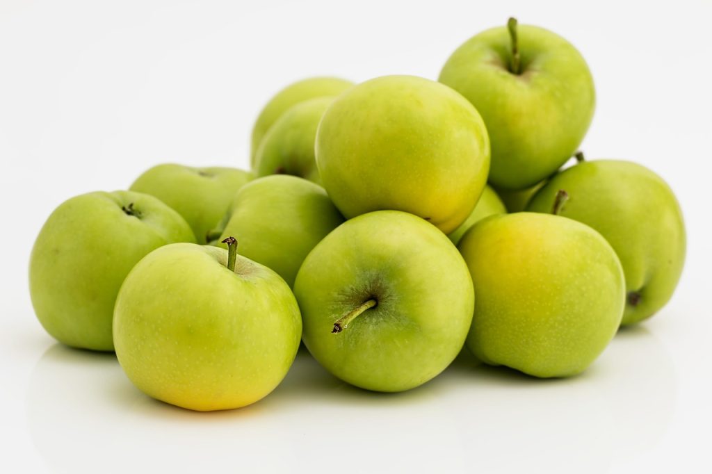 Green fresh apples with skin have the maximum calories