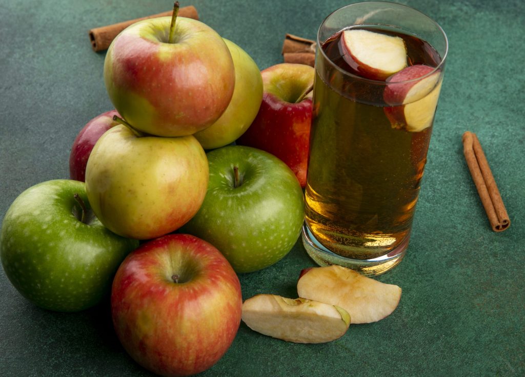 apples with cinnamon and a glass of apple cider vinegar